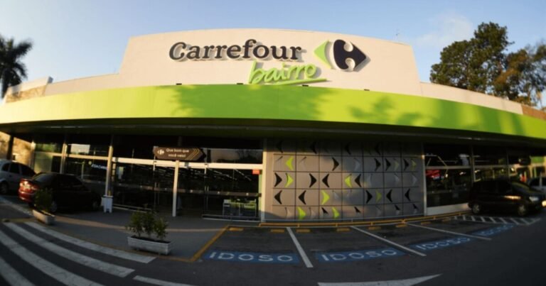 Carrefour reduces its supermarket presence by selling 80% of ‘Business stores’ to Grupo Pereira.